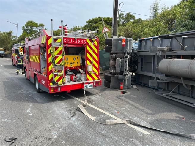 新北市贡寮区台2线99K处惊传曳引车90度翻覆，车上大量砂石倾泻而出。（翻摄照片／陈彩玲基隆传真）