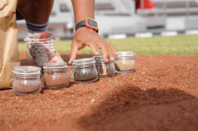 林家韦特别带来5种土逐一解释，包含韩国、日本职棒场地的红土，以及典型台湾红土、进口陶瓷土、火山岩红土。（新竹市政府提供／陈育贤新竹传真）