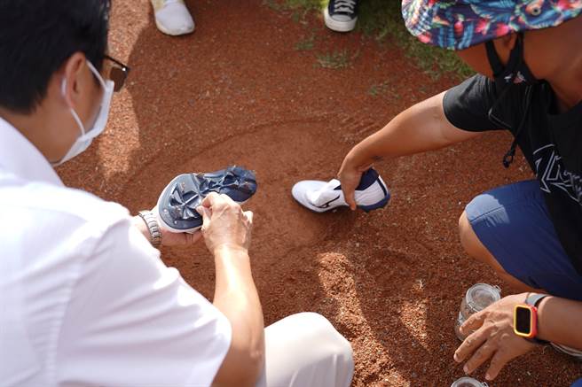 针对红土厚度方面，建议厚度为0.5到1公分，以便钉鞋抓地，避免球员滑倒。（新竹市政府提供／陈育贤新竹传真）