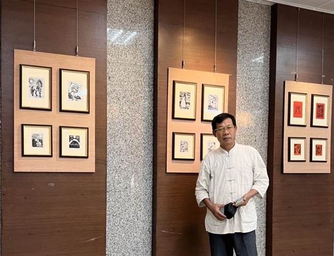 金大吕坤和教授邀请搭机旅客、乡亲一起来分享版画艺术之美。（金大提供）