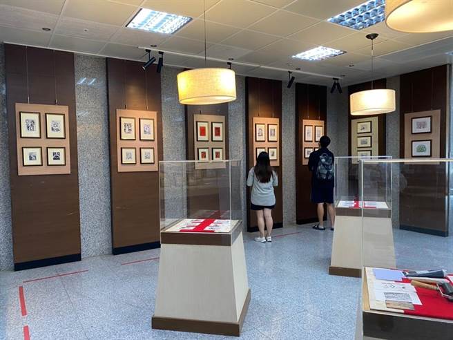 金门大学推动版画研习，成果十分可观，8／1起至9／30在尚义机场文化艺廊展出80件作品，与乡亲和搭机旅客在来来往往的行程中，分享生活美学和知性体验。（金大提供）