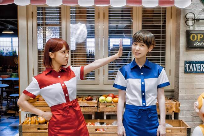 小魏和溫妮在MV中伸出貓拳跳「傻眼貓咪舞」。（相映國際提供）