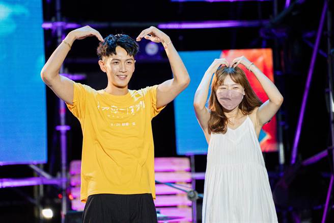 现场柯震东（左）和粉丝一起比起花式爱心动作。（三立电视提供）