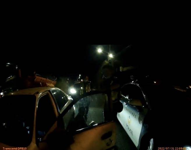 警方欲上前盤查，該車見狀不服攔停落跑，追逐至壯圍時，該車自動拋錨遭逮，其副駕駛通緝犯疑似趁隙逃跑，警方持續緝捕中。（宜蘭縣警察局交通隊提供／吳佩蓉宜蘭傳真）