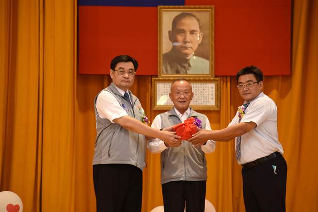 交接印信。（苗栗縣府提供／李京昇苗栗傳真）