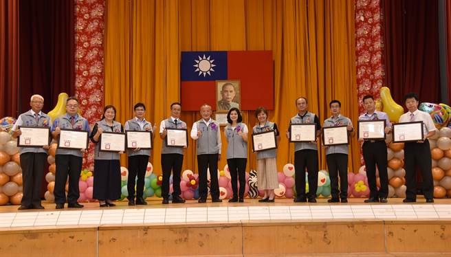 縣長徐耀昌頒發聘書後合影。（苗栗縣府提供／李京昇苗栗傳真）