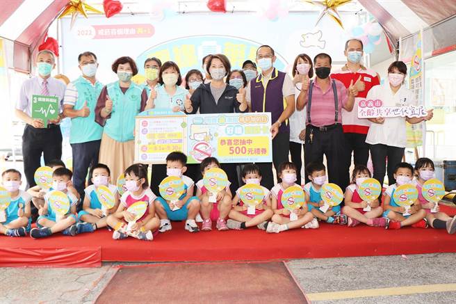 嘉义市举办戒菸谘询刮礼券活动，奖励瘾君子戒菸。（廖素慧摄）