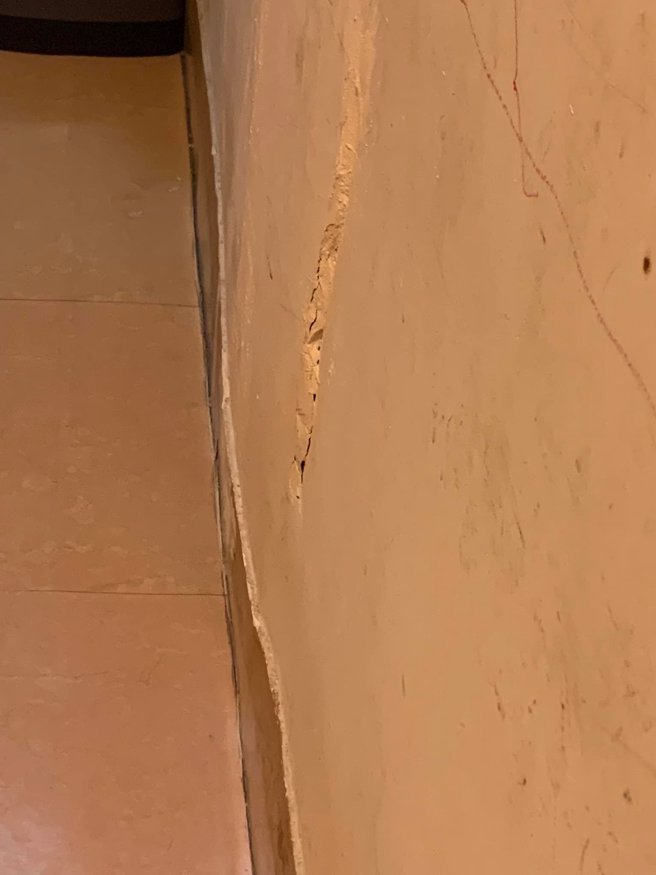 男子因为楼上在施工隔套房，住家出现「墙壁凸出、窗框下凹」，让他不禁吓喊「会不会出现天残脚」。（翻摄自脸书爆料公社「官方粉专专属」）