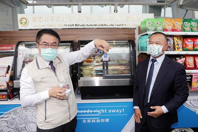 台南市长黄伟哲抢先体验全家便利商店推出的智慧零售电动车（FamiMobi）。（市府提供／洪荣志台南传真）