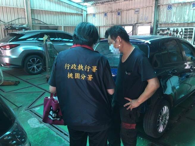 40岁洪姓钣金师傅5年内被查获2度无照酒驾，遭重罚36万，且未来7年都不得重考驾照，惨痛代价让他连忙戒酒。(桃园分署提供／蔡依珍桃园传真)