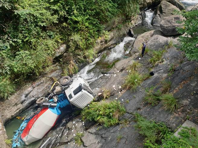水泥预拌车自撞翻落台七线高义桥下驾驶自行爬出擦挫伤送医。（警方提供／吕筱蝉桃园传真）