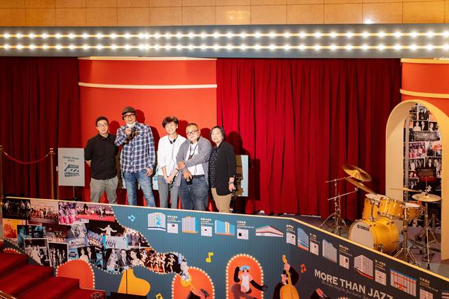 兩廳院夏日爵士開跑，左起為兩廳院夏日爵士節慶樂團魏廣晧、爵士廣播節目主持人沈鴻元、兩廳院藝術總監劉怡汝、爵士樂評人蘇重、《不只是爵士》策展人楊曉恩。（國家兩廳院提供） 　