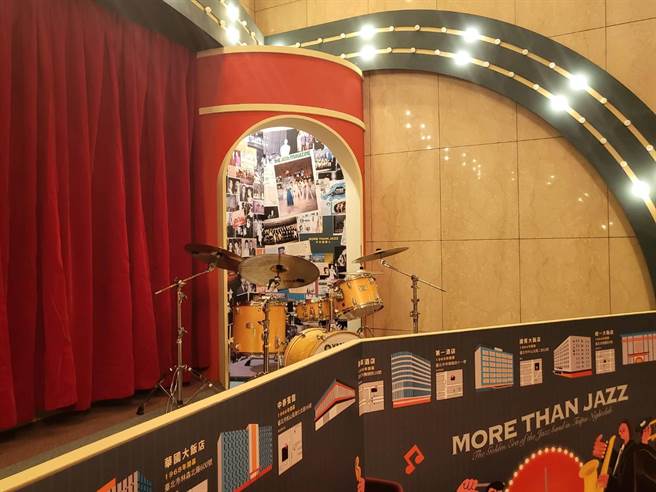 「不只是爵士」展覽展出地點就在國家音樂廳連接國家演奏廳的迴旋梯，透過展佈有如時光走廊，展示台灣60年代至今的演變。（李欣恬攝）