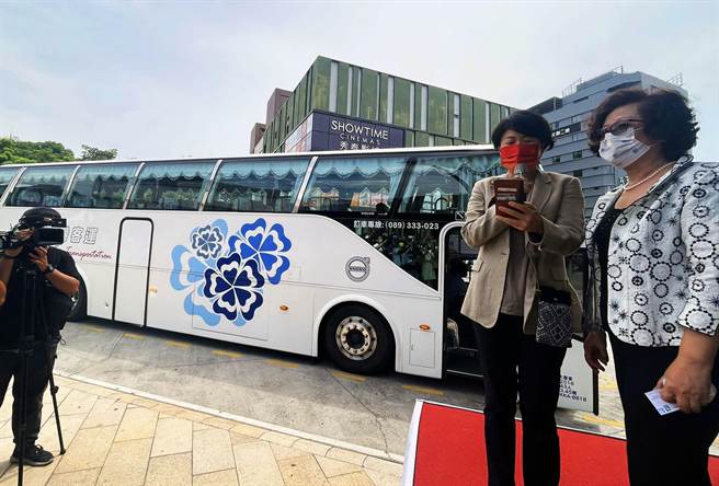 陪伴台东人近半世纪的鼎东客运画下句点，台东县长饶庆铃为更名后的「东台湾客运」广播发车。（庄哲权摄）