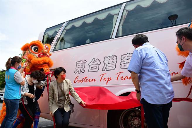 陪伴台东人近半世纪的鼎东客运画下句点，更名后的「东台湾客运」1日举行揭幕仪式。（庄哲权摄）