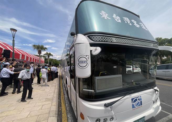 更名后的「东台湾客运」1日举行揭幕仪式。（庄哲权摄）