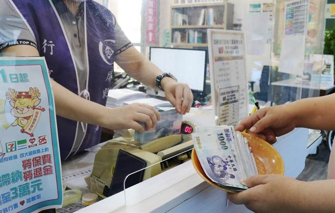 欠款業者抱現金到行政執行署將欠款繳清。(行政執行署提供)