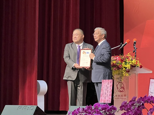 世新大学董事长周成虎颁发聘书给新任校长陈清河。(摄影/王雅芬)