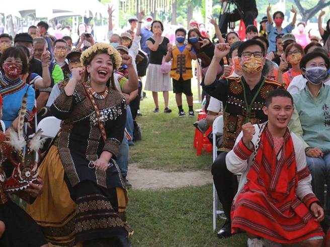 高雄市長陳其邁（中排右二）1日出席「TAOKAO 81 原青主KEY」音樂活動。（高雄市原民會提供／林瑞益高雄傳真）