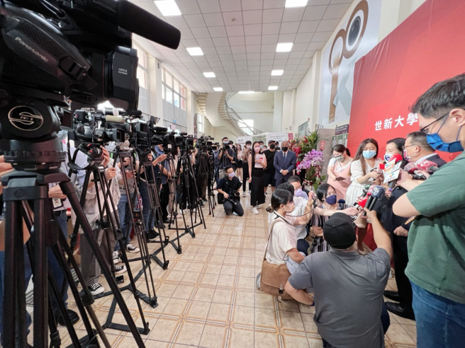 全台各大媒体集团连袂整齐出席共同见证，世新大学卸任、新任校长交接典礼，採访媒体阵容不论在学术界与产业界可说空前盛大。(摄影/王雅芬)