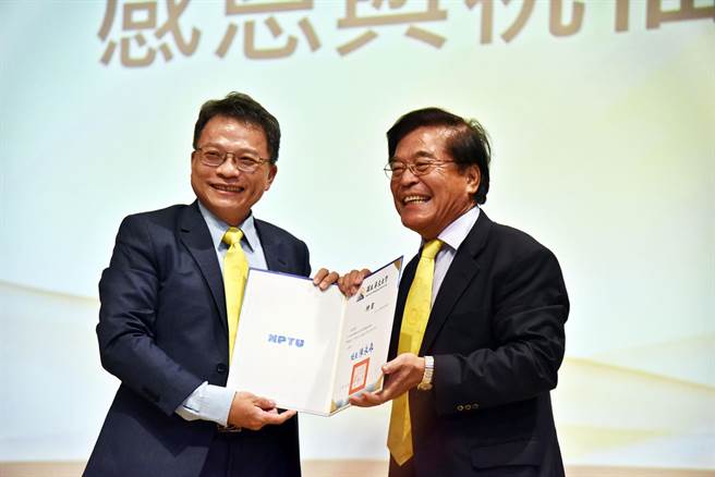 陈永森(左)接任古源光，成为屏东大学第三任校长。(屏大提供)