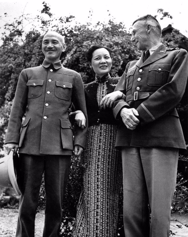 有报导说蒋宋美龄2003年逝世前，曾说她一生对不起三个男人：蒋介石、宋子文、张学良，事实上是没必要这么说的。图为蒋宋美龄、蒋介石与史迪威将军。（美联社）