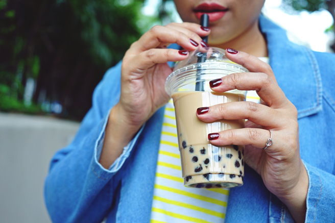 网友认为「摇过」的饮料更好喝，能帮助配料和茶水均匀混合，冰块和茶水碰撞产生的泡沫更让人一喝暑气全消。（示意图／shutterstock）
