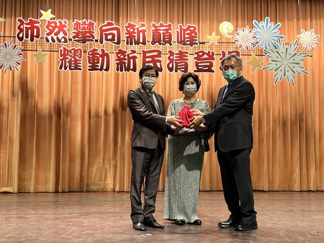 新民高中今日举行新旧任校长交接布达典礼。（新民高中提供／张妍溱台中传真）