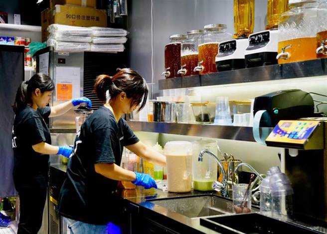 女网友的儿子到饮料店打工，适用期时薪仅100元，后来也才调成120元，儿子近日不慎把店内冰箱把手弄坏，老板甚至要求赔偿上千元维修费。（示意图，达志影像/shutterstock）