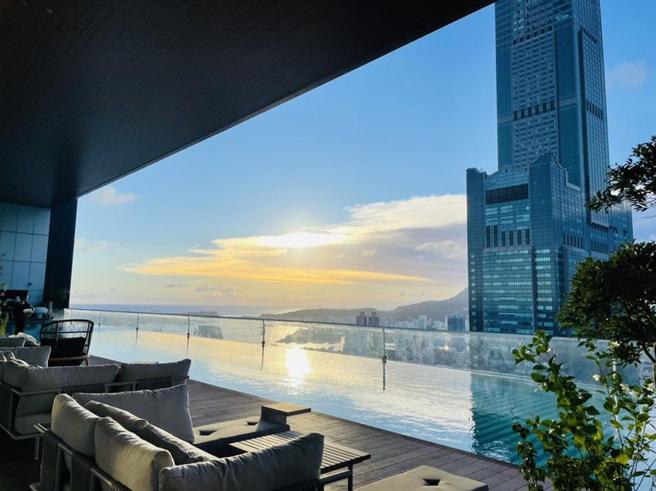 （「承亿酒店哩贺 住房专案」8/2至8/7开放预订，入住就能抢先体验高空悬挑透明无边际泳池。图／承亿酒店提供）