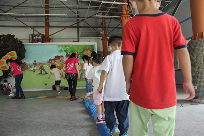 晨光智能发展中心日前举办毕业典礼，毕业生进行闯关挑战。(图/晨光提供)