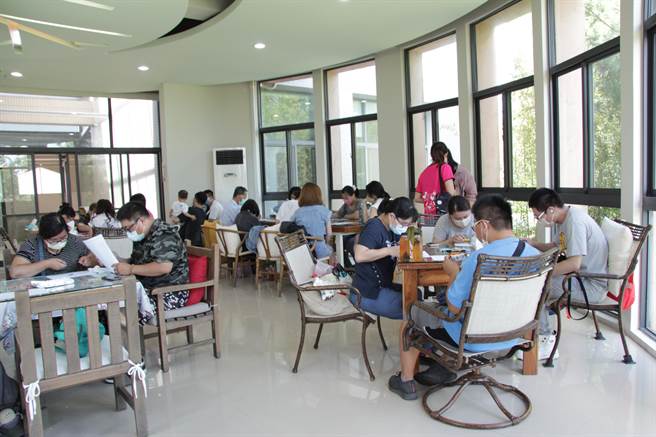 晨光智能发展中心日前举办毕业典礼，现场也举行家长手作活动。(图/晨光提供)