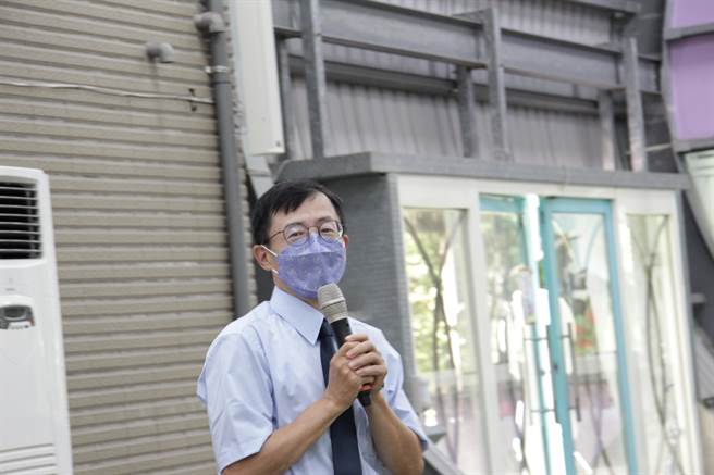 晨光智能发展中心日前举办毕业典礼，双福基金会周恬弘执行长给予毕业生祝福。(图/晨光提供)