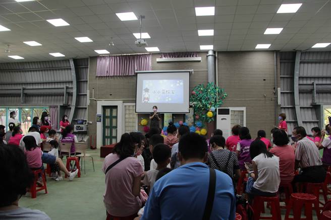 晨光智能发展中心日前举办毕业典礼，家长上台致词不禁由感而发，感谢老师与社工的协助。(图/晨光提供)