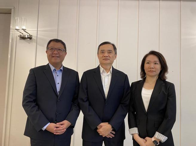 （左起為伊雲谷執行長蔡佳宏、董事長林啟雄、雲端事業單位總經理林儀。圖／劉季清）