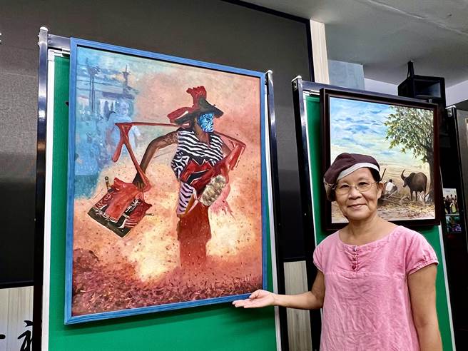 台南退休老师尤素霞喜欢将家乡丰盈沃土、田园风光与庙会阵头记忆入画。（台南市政府提供／张毓翎台南传真）