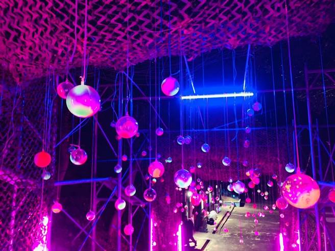 2022金门星光节今晚在在西洪营区璀璨登场，绚丽灯束摇曳夏日夜空。（金门县府观光处提供）