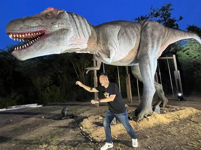 霸王龙、迅猛龙、三角龙相继出现在金门海岛，让走进营区的游客在迷幻的氛围中，彷佛时空旅人穿梭来去。（金门县府观光处提供）