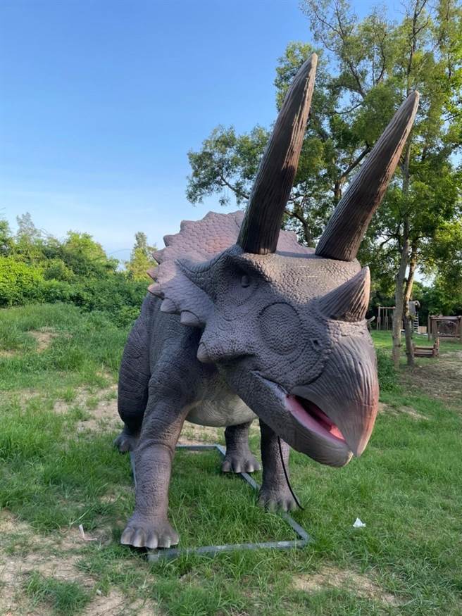 霸王龙、迅猛龙、三角龙相继出现在金门海岛，让走进营区的游客在迷幻的氛围中，彷佛时空旅人穿梭来去。（金门县府观光处提供）