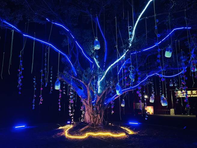 2022金门星光节今晚在在西洪营区璀璨登场，绚丽灯束摇曳夏日夜空。（金门县府观光处提供）