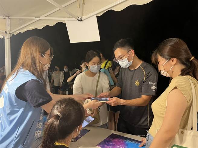 开幕活动吸引1500余人进场，观光处贴心推出打卡送活动帆布包。（金门县府观光处提供）