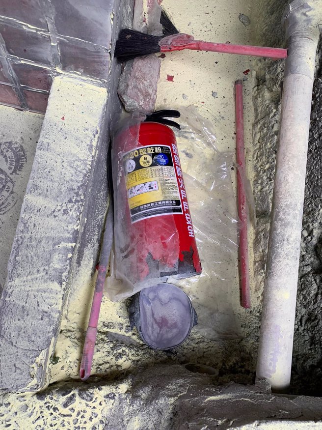 清楚可見滅火器底部疑似鏽蝕炸開。（翻攝自基隆市議員張秉鈞臉書粉專）