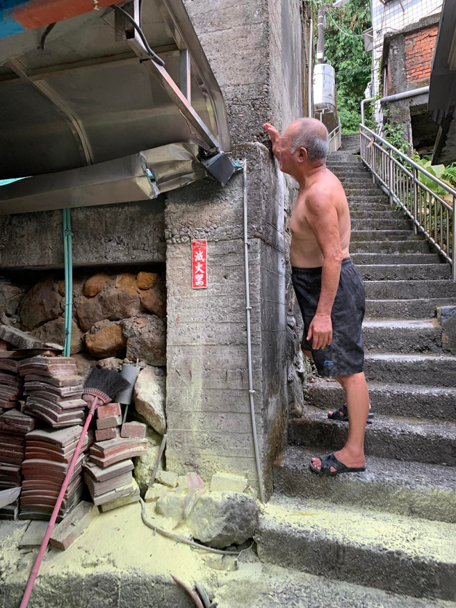 一旁屋樑也殘餘滅火器的黃色粉塵。（翻攝自基隆市議員張秉鈞臉書粉專）