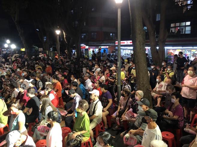 洪婉臻今在万华东园公园举办「阿中与你相见欢」，场面热闹。（杨亚璇摄）