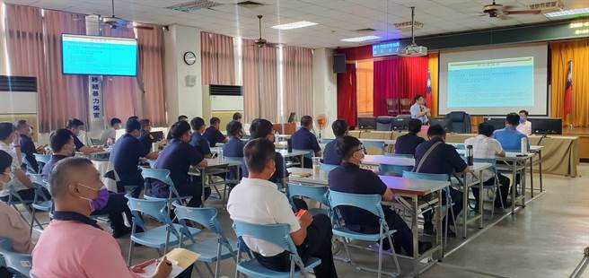 乌日警分局日前特聘台中地检署主任检察官张文杰进行法律实授课程，充实员警的法律知能。（乌日警分局提供／张妍溱台中传真）