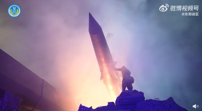 美国眾议院议长裴洛西出访亚洲各国，是否到访台湾引起台海情势趋于紧张。图为大陆解放军东部战区微博贴文影片截图。（截自解放军东部战区微博）