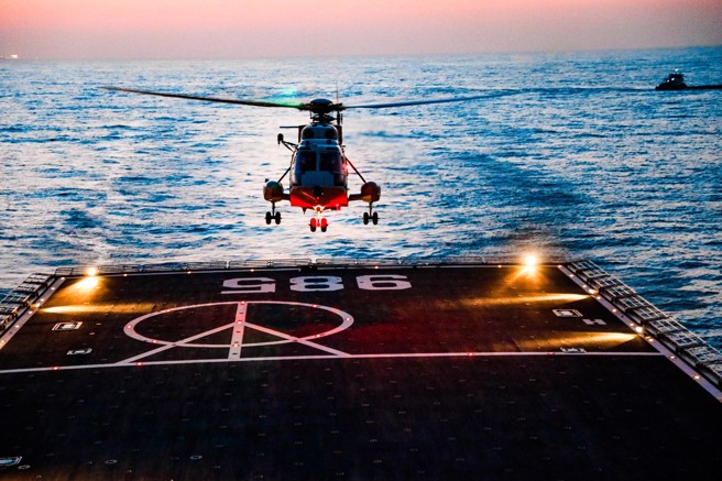 大陆海事局今(1日)发布航行警告「琼航警0097/22」，解放军将于2日至6日在南海特定水域范围内进行军事训练，禁止其他船只驶入。(新华社)