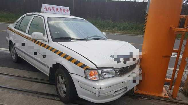 网友分享自己学开车时发生的交通事故，笑说「开进来柱子就移动到面前了」。（图／取自爆料公社）