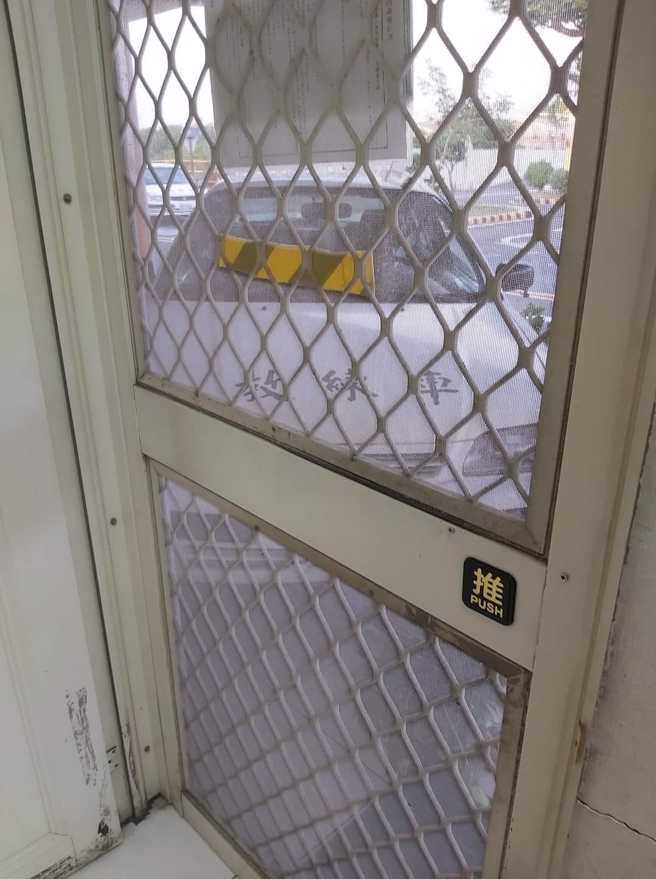 驾训车紧急停在门口，再晚一秒就会直接撞上墙。（图／取自爆料公社）