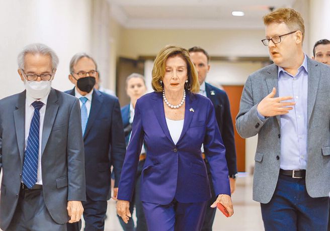 美国眾议院议长裴洛西(中)率5名眾议员前来亚洲访问（示意图）。（路透社）